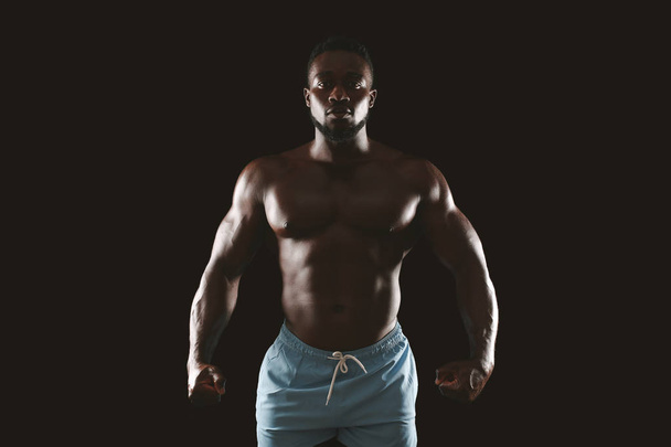 Sylwetka z Athletic African mężczyzna pokazywanie nagi muskularny ciało - Zdjęcie, obraz