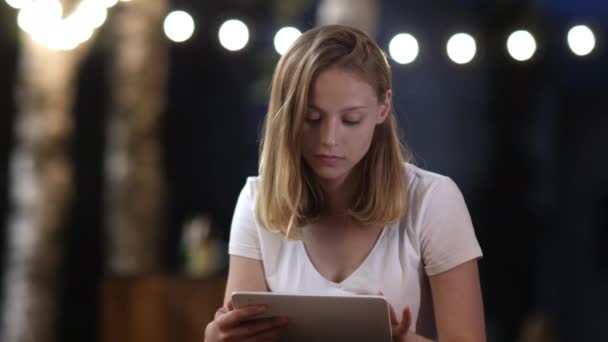 Bezorgde vrouw controleert tablet online inhoud. Geschokte emotie. - Video