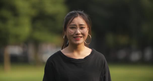 Portrait of one asian college girl smile - Záběry, video