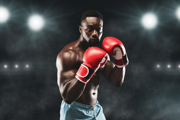 boxeur africain confiant debout dans la pose et prêt à se battre
 - Photo, image
