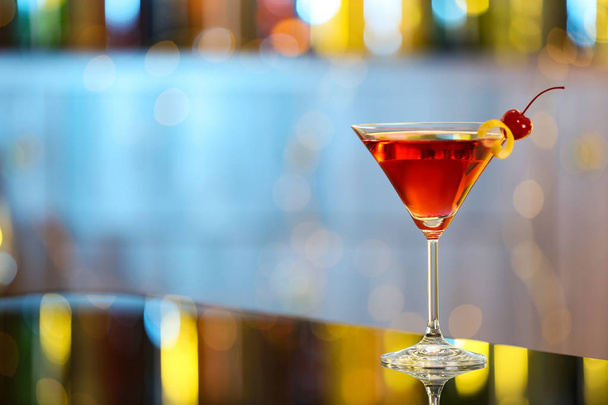 Egy pohár friss alkoholos koktél a bárpulton. A szöveg helye - Fotó, kép