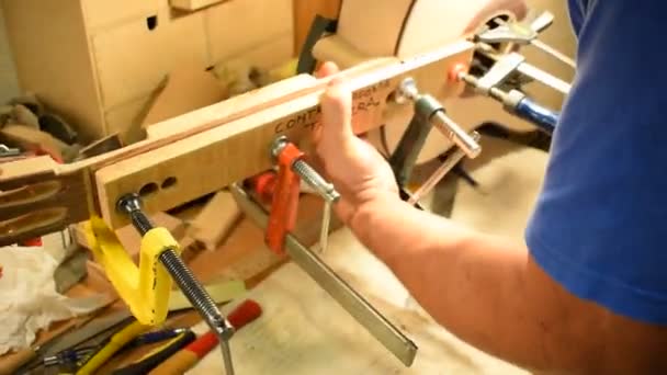 Luthier klasik gitar üzerinde çalışıyor - Video, Çekim