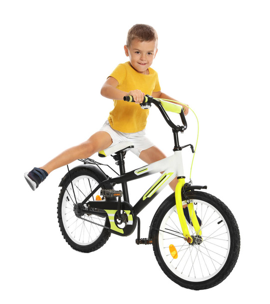 Ładny mały chłopiec jazda roweru na białym tle - Zdjęcie, obraz
