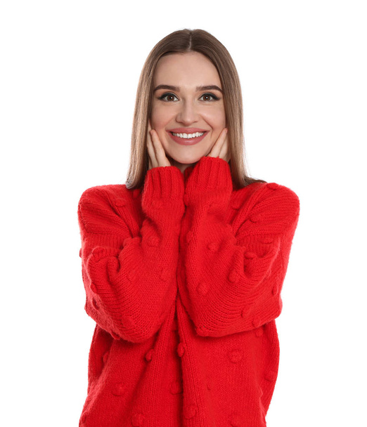 Piękna młoda kobieta w czerwonym swetrze na białym tle. Sezon zimowy - Zdjęcie, obraz