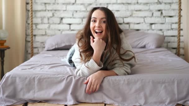young beautiful woman posing on bed - Filmati, video