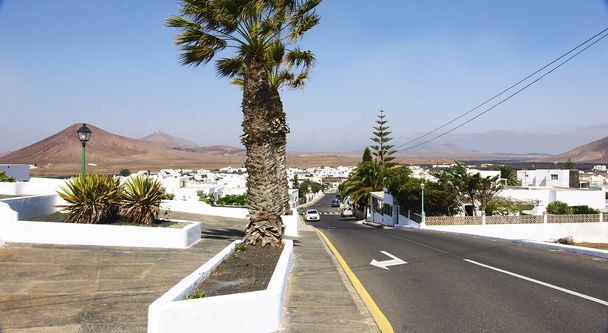 Einsame Straße in vulkanischer Landschaft - Foto, Bild