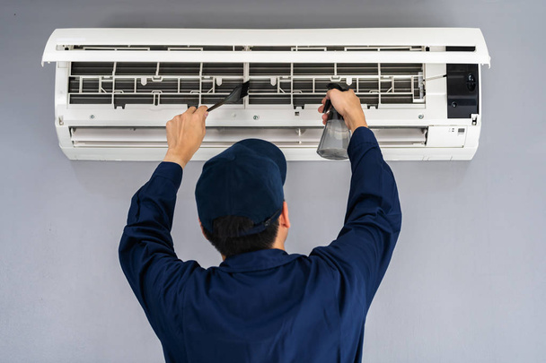 technician service cleaning the air conditioner - Foto, Bild