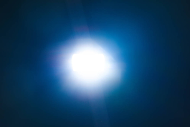 Blue light flare effetto speciale su sfondo nero, illuminazione concerto
 . - Foto, immagini