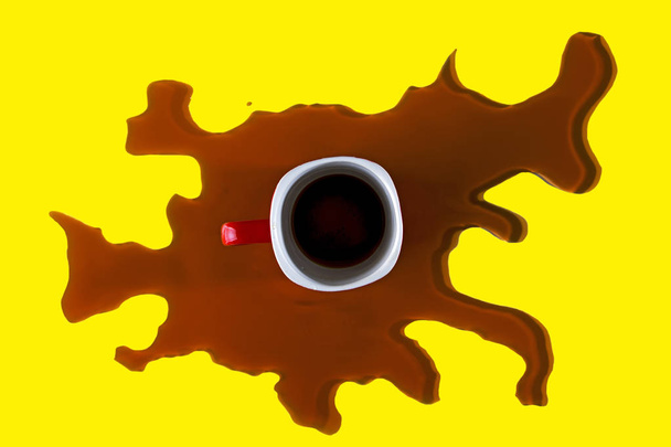 Taza vacia sobre una mancha de café en fondo amarillo
 - Foto, imagen