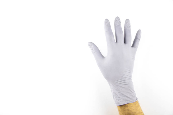 Мужская рука в медицинской перчатке на белом фоне
. - Фото, изображение
