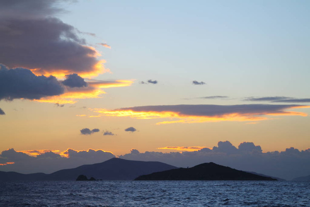 Il mare al tramonto. Faro sulla costa. Città balneare di Turgutreis e tramonti spettacolari - Foto, immagini
