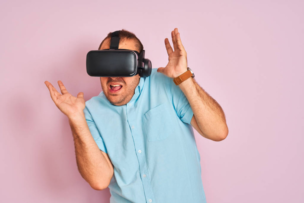 Jong plus size man spelen virtual reality spel met behulp van bril - Foto, afbeelding