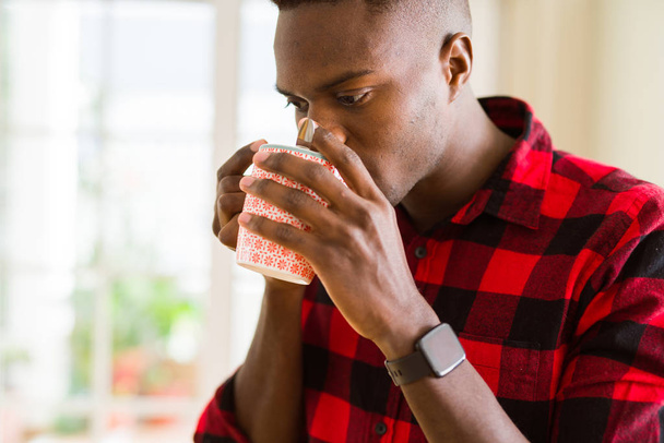 Jonge Afro-Amerikaanse man, een kopje koffie drinken - Foto, afbeelding