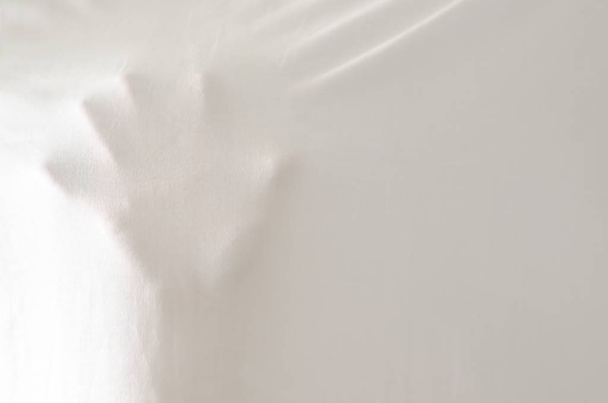 Φάντασμα χέρι σε λευκό φύλλο φόντο. - Φωτογραφία, εικόνα