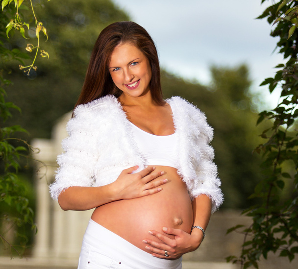 Belle femme enceinte debout et touchant son ventre
 - Photo, image