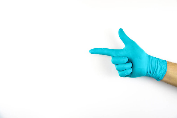 Αρσενικό χέρι σε ιατρικό γάντι σε λευκό φόντο. - Φωτογραφία, εικόνα