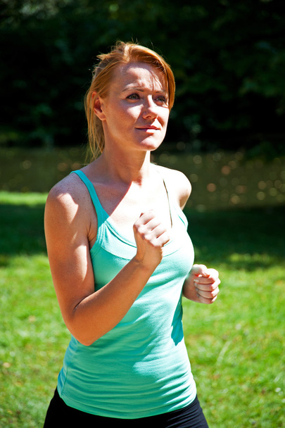 Młoda kobieta jogging w przyrodzie - Zdjęcie, obraz