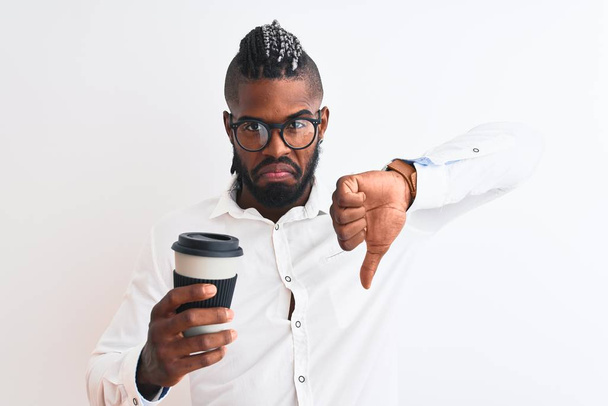 Afrikai-amerikai üzletember copfos iszik kávét elszigetelt fehér háttér dühös arc, negatív jel mutatja, nem tetszik hüvelykujj le, elutasítás koncepció - Fotó, kép