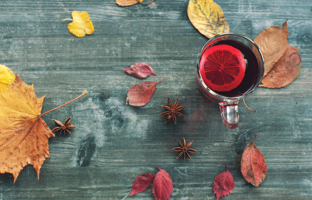Autumn cozy and warm still life from a mug of red tea with  lemo - Foto, Bild