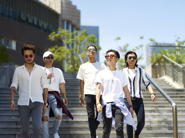 азиатская молодежь, идущая по улице
 - Фото, изображение
