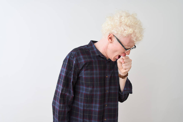 Mladý albín plavovlasý muž nosí neformální košili a brýle na izolované bílé pozadí cítí se nepříjemně a kašle jako příznak pro chlad nebo bronchitidu. Koncepce zdravotnictví. - Fotografie, Obrázek
