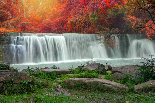bela cachoeira na floresta tropical no Parque Nacional, Tailândia
 - Foto, Imagem
