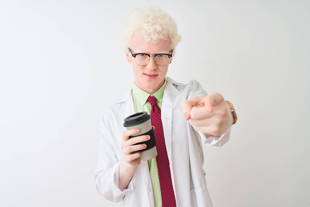 Albino wetenschapper man het dragen van glazen drinken take-away koffie over geïsoleerde witte achtergrond wijzend met de vinger naar de camera en aan u, hand teken, positief en zelfverzekerd gebaar vanaf de voorkant - Foto, afbeelding