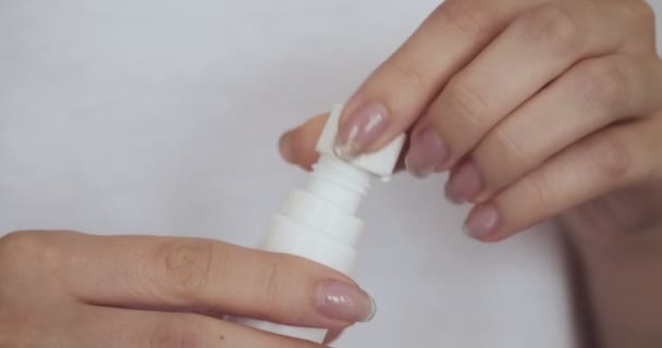 Female hands open white bottle. - Imágenes, Vídeo