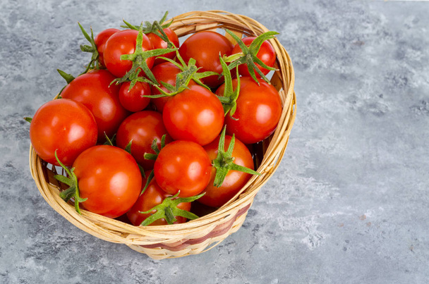 Tigela de vime com tomates vermelhos. Foto Estúdio
 - Foto, Imagem