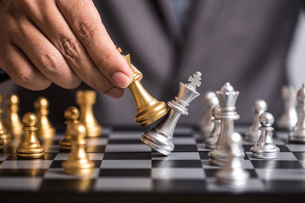 muž ruka madlo zlatý král šachy Eliminujte stříbrný šachový tým - Fotografie, Obrázek