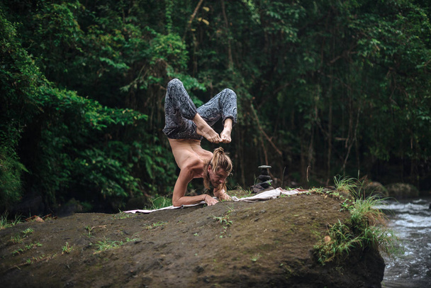 Pratique du yoga et méditation dans la nature. Homme pratiquant près de la rivière
 - Photo, image