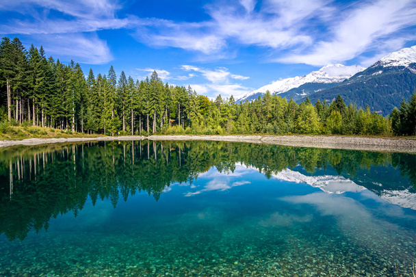 claro lago de montaña en Lienz Austria
 - Foto, imagen