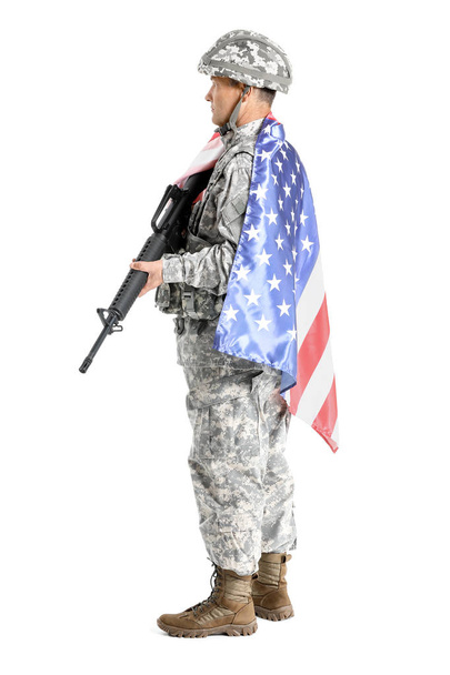 Ώριμο αρσενικό στρατιώτη με σημαία των ΗΠΑ σε λευκό φόντο - Φωτογραφία, εικόνα