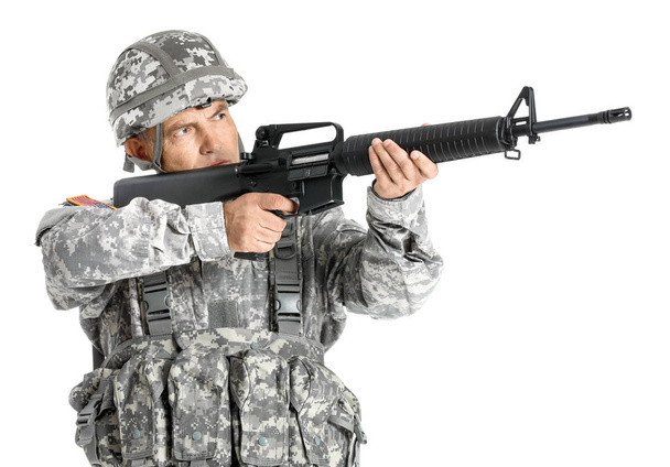 Soldado macho maduro apuntando desde un rifle de asalto sobre fondo blanco
 - Foto, Imagen