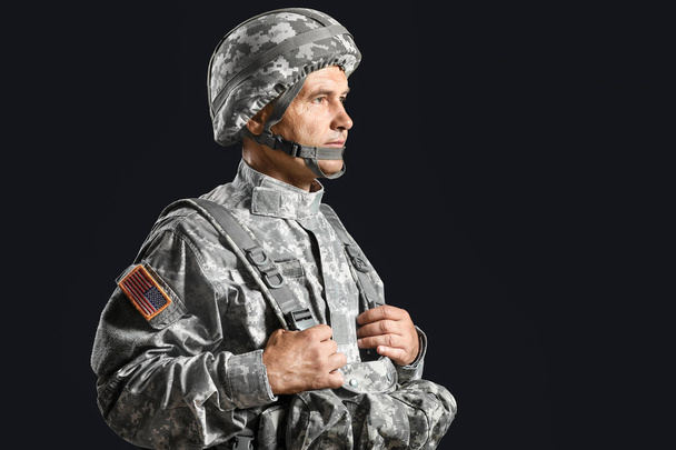 Зрелый солдат-мужчина на тёмном фоне
 - Фото, изображение