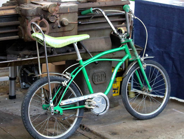 ミラノ、イタリア - 5月 21, 2017: 少年として古い緑のヴィンテージ自転車の刺激的な想像 - 写真・画像