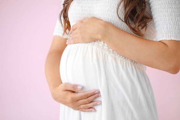 Jeune femme enceinte sur fond de couleur, gros plan
 - Photo, image