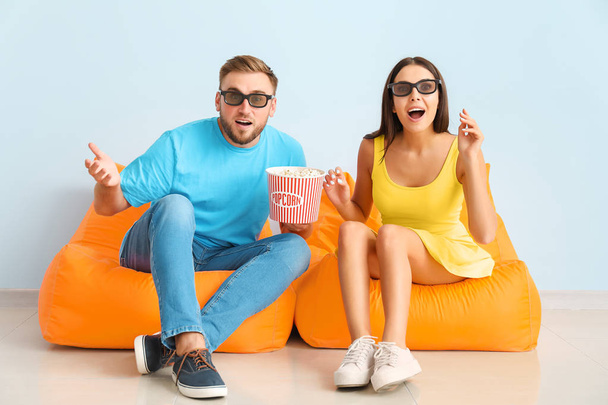 Νεαρό ζευγάρι βλέποντας ταινία σε εσωτερικούς χώρους - Φωτογραφία, εικόνα