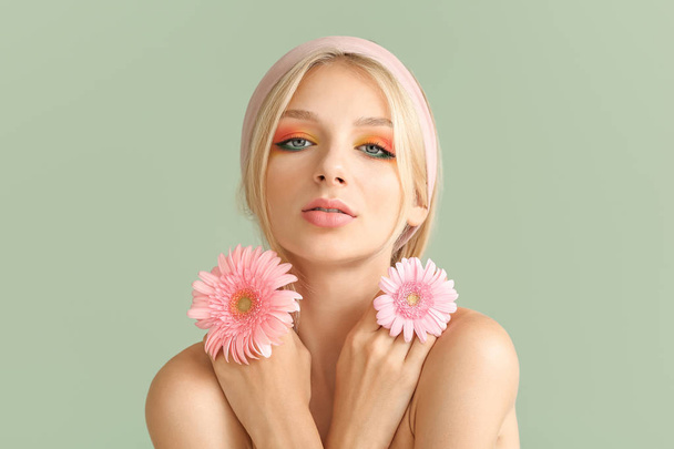 Szép fiatal nő Gerbera virágok színes háttér - Fotó, kép