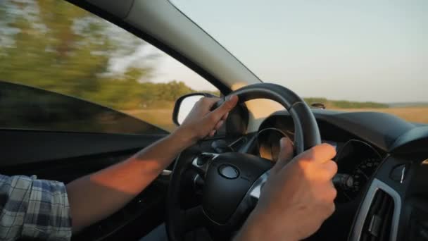 Крупним планом руки людини на кермо водіння автомобіля
 - Кадри, відео