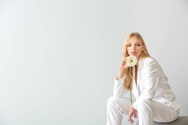 Szép fiatal nő Gerbera virág, fehér alapon - Fotó, kép