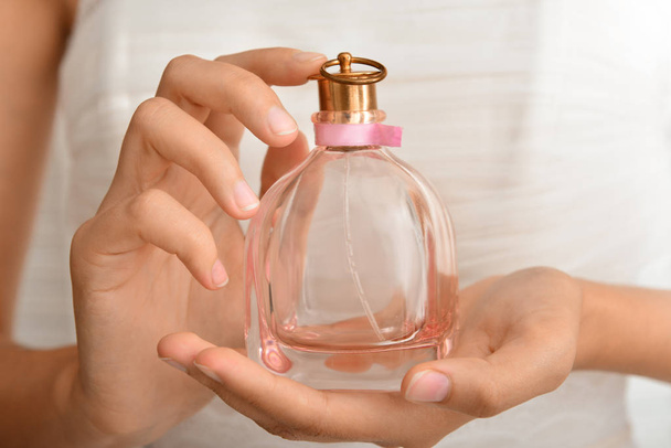 Evde parfüm şişesi ile güzel genç gelin, closeup - Fotoğraf, Görsel