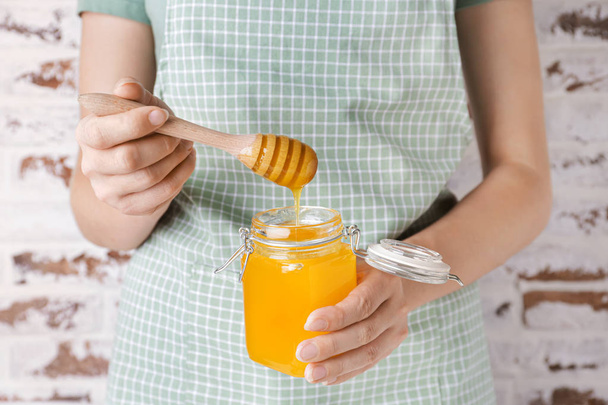 Woman with jar of sweet honey, closeup - Foto, Bild