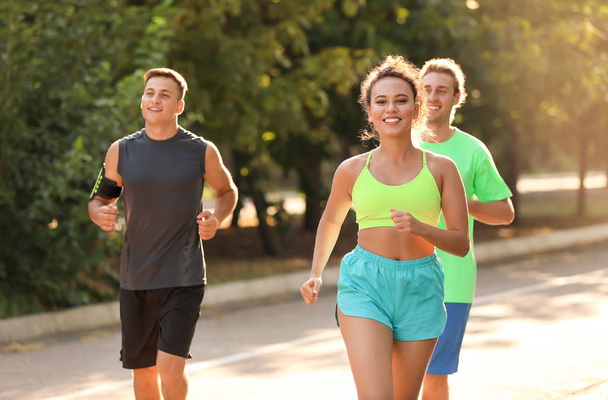 Grupo de jóvenes deportistas corriendo al aire libre
 - Foto, Imagen
