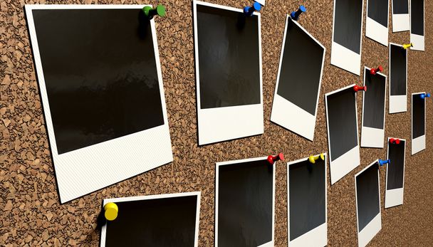 polaroids gespeld op cork bulletin board - Foto, afbeelding