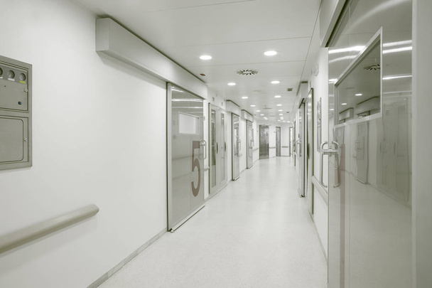 Kórházi műtői folyosó. Egészségügyi központ orvosi légkezelő - Fotó, kép