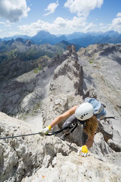atractiva escaladora en una empinada Via Ferrata en el italiano
  - Foto, Imagen