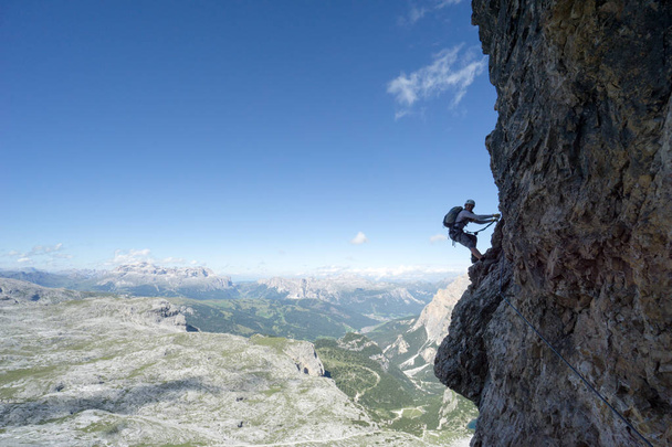 aantrekkelijke vrouwelijke klimmer op een steile via ferrata in de Italiaanse  - Foto, afbeelding