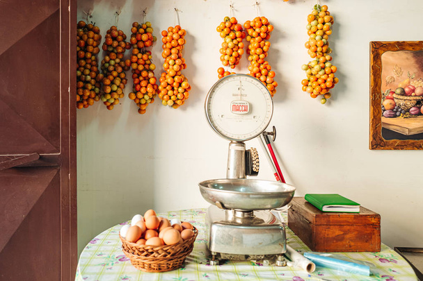 プーリア/イタリア - 2019年8月:卵とトマトをローで販売 - 写真・画像