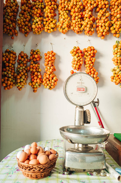 プーリア/イタリア - 2019年8月:卵とトマトをローで販売 - 写真・画像